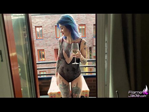 ❤️ Sjajna djevojka siše s gutljajem i strastveno jebe pod otvorenim nebom ️ Analni video na hr.pornmega-com.ru ❌️